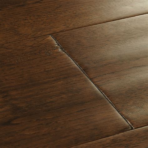 The variation of the red and white oak in the same floor creates an aged look that is unmatched, however red or white are. York Antique Oak Flooring | Woodpecker Flooring