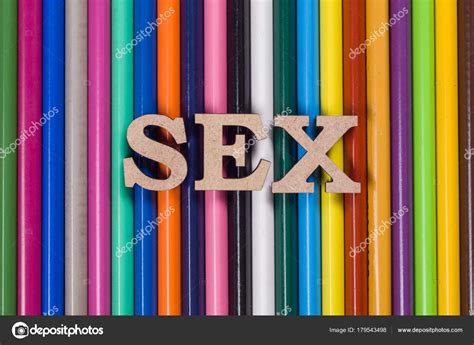 Una Palabra Sexo Abstracto Letras Lápices De Color De Fondo Blanco Fotografía De Stock