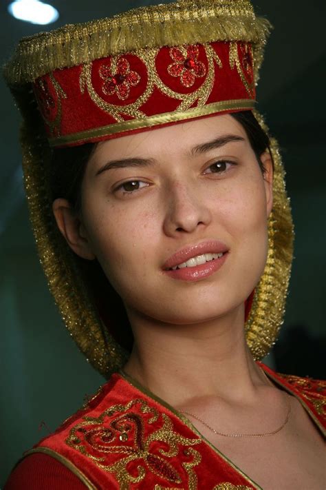 Kazakh National Women S Fashion K Zlar Kad N Moda