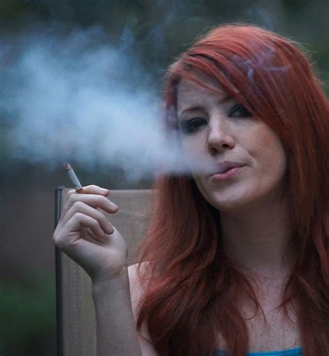 Elle Smoking Ladies Girl Smoking Beautiful Redhead Beautiful Women Women Smoking Cigarettes