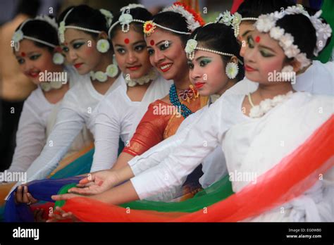 Dhaka Bangladesh 13th February 2015 Bangladeshi Women Perform A