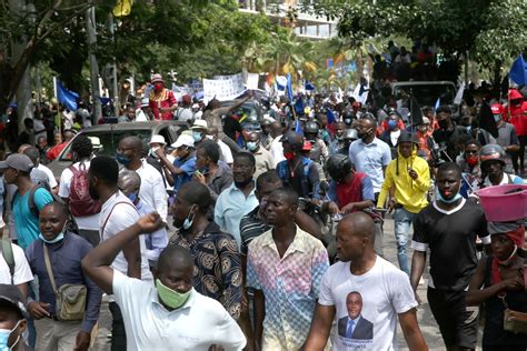 Visão Centenas De Manifestantes Cansados Das Dificuldades Do País Marcharam Em Luanda