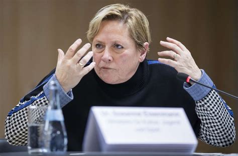 Sie besucht zunächst das gymnasium, bricht aber dann die schule an und arbeitet zunächst in der gastronomie, trotz ihres wunsches. Coronavirus in Baden-Württemberg: Susanne Eisenmann setzt ...