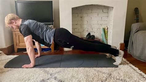 I Tried Arnold Schwarzenegger S Two Move Workout And It Challenged My Legs Without Weights