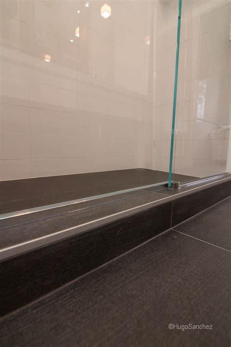 A tiled shower adds beauty and durability and value to your home, and you can tile your shower all by yourself. Linear shower drain - Céramiques Hugo Sanchez