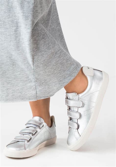 La basket homme est sans aucun doute la chaussure préférée de notre dressing depuis plusieurs saison. Les baskets femme tendance - les meilleures modèles de l ...