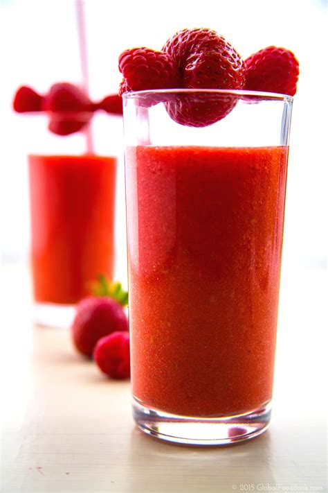 This raspberry apple smoothie recipe has got me going bananas! STRAWBERRY AND RASPBERRY SMOOTHIE
