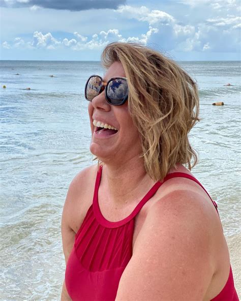 Sister Wives Meri Brown Shows Off Figure In Red Swimsuit At The Beach And Disses Husband Kody