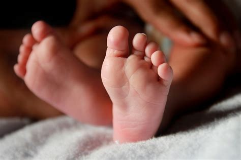 무료 이미지 아이 귀엽다 다리 손가락 작은 바닥 어린이 케어 아가 어린 시절 입 닫다 인간의 몸 얼굴 유아 신생아 무죄 피부 부드러운