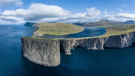 Färöer Inseln Ein Geheimnisvoller See Der über Dem Ozean Schwebt