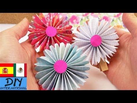 Materiales tubos de papel periódico: como hacer flores de cartulina paso a paso faciles ...