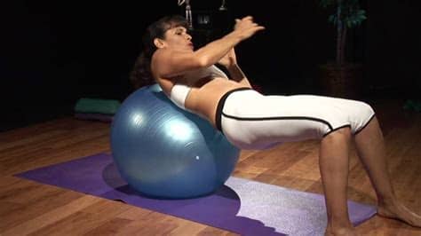 10 ejercicios para hacer en un banco de abdominales y que no son solo abdominales. Ejercicios Básicos : Ejercicios abdominales con una pelota ...
