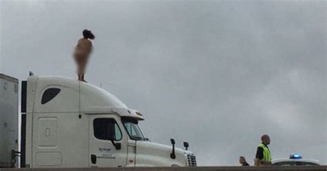 Desnuda y sobre un camión mujer generó caos vial en Houston