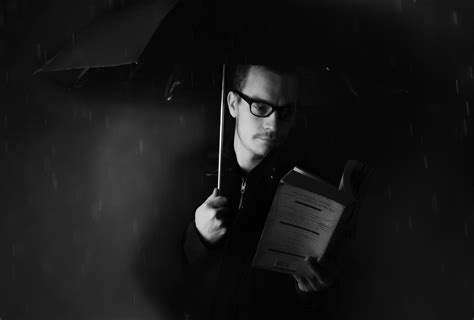 무료 이미지 남자 빛 검정색과 흰색 사람들 화이트 밤 사진술 비 젖은 어두운 초상화 우산 그림자 어둠 검은 단색화 얼굴 시원한 안경