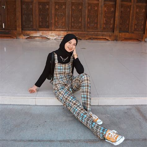 Di video ini, kami berbagi tips pose foto model yang berhijab atau menggunakan jilbab. Pin di ootd