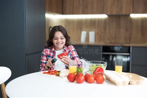 Cuta Hija Adolescente Ayudando A Cocinar El Desayuno En La Cocina Con Aspecto De Feliz Foto De