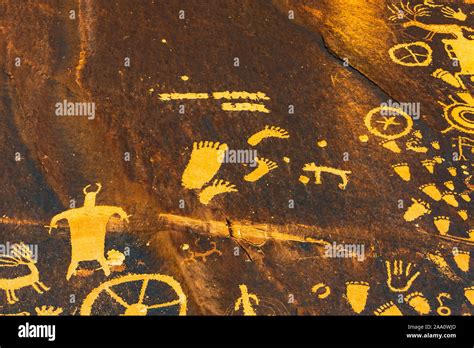 Newspaper Rock Petroglyphs Canyonlands Utah Stock Photo Alamy