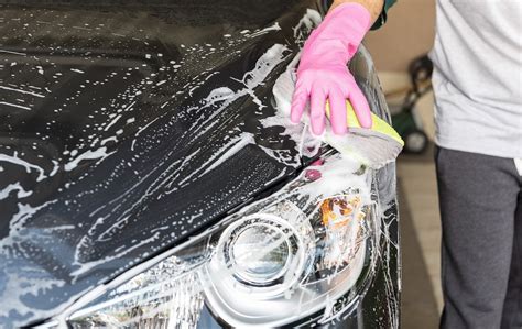 Cómo lavar un carro sin rayarlo
