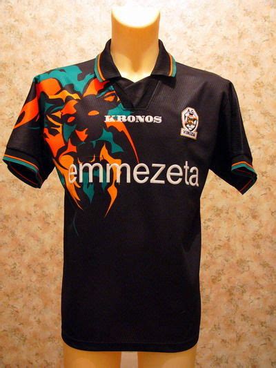 Oltre a dare la tua opinione su questo tema, puoi anche farlo su altri termini relativi a maglia, venezia, calcio, maglia veneziana, maglia venezia 2019 20, nuova maglia venezia, catena maglia veneziana e collana. Venezia FC Home maglia di calcio 1998 - 1999.