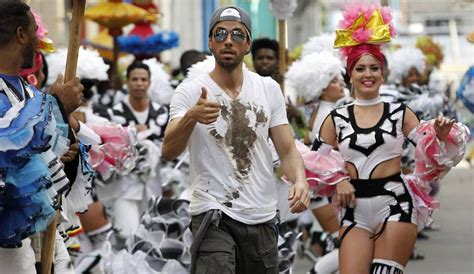 Enrique Iglesias Baila En Las Calles De La Habana Estilo El Pa S