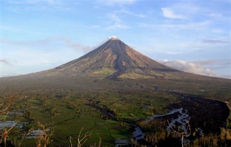 12 Active Volcanoes In Asia To Climb For A Mind Blowing Experience