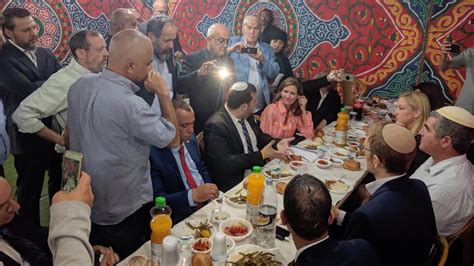 محمد عبد الرحمن و محمد سلام يفتتحان الشركة الألمانية لمكافحة الخوارق ليواجها مع طاقم العمل لديهم كل يوم حالة خارقة جديدة عليهم حلها بغض. الفلسطينيون يدعون لمحاسبة متورطين بإفطار تطبيعي مع المستوطنين