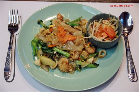 Head here for penang char kway teow, assam laksa penang seafood restaurant is a stone's throw away from aljunied mrt station. Ken Hunts Food: Blue Chang Modern Thai Cuisine @ Burmah ...