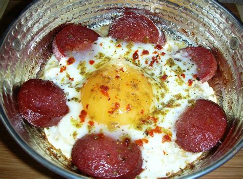 Yapımında ise şişirilerek kurutulmuş olan bağırsak içinin kıyma ve baharatla doldurulmasıyla yapılan bir et. Sucuk uit deze Turkse stad binnenkort Unesco-werelderfgoed ...