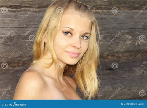 Jeune Fille Blonde Avec Les épaules Nues Photo stock Image du soin
