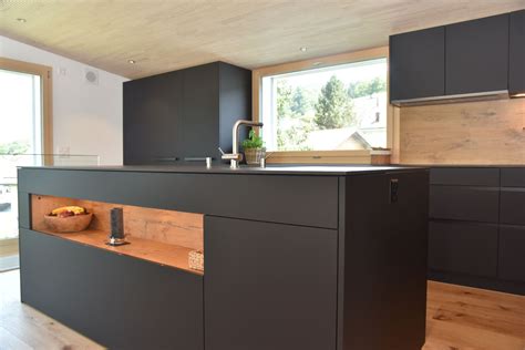 Schwarze Küche Mit Holznische Schreinerei Markus Vogel
