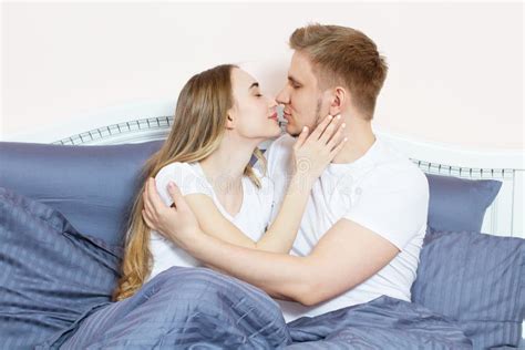 Beaux Couples Affectueux Dans Le Lit Pendant Le Matin Famille Aimante Couple Hétérosexuel