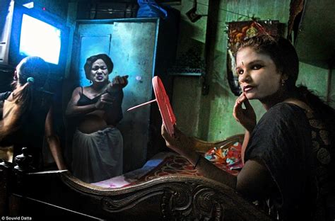 born into brothels behind the scenes of calcutta s notorious red light district where thousands