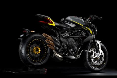 The new sport from mv agusta comes in a total of 2 variants. EICMA 2017 - MV Agusta présente une Dragster 800 RR ...