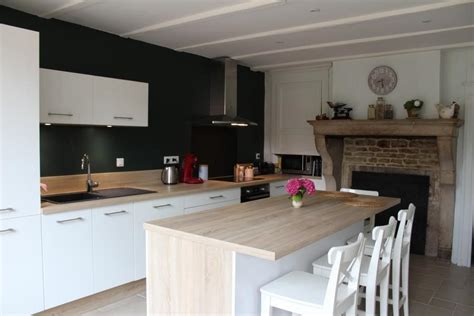 Sommaire aménagement d'une cuisine avec ilot moderne en bois cuisine traditionnelle avec îlot central aménager une cuisine avec îlot central correspond parfaitement à cet état d'esprit. Grande cuisine équipée moderne blanche et bois avec îlot ...