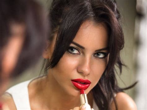 Обои девушка макияж красные губы красивые реснички красивые глазки крупно на рабочий стол