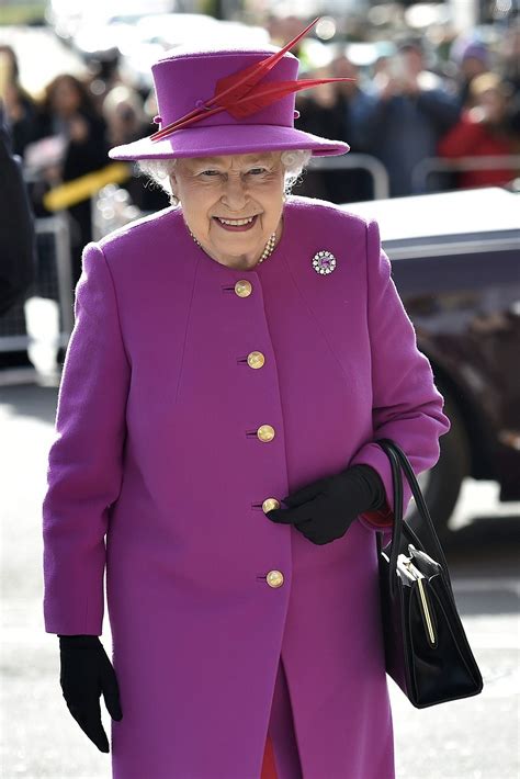 Королева великобритании елизавета ii назвала своего мужа — принца филиппа эдинбургского — своей главной опорой. Королева Елизавета II с помощью сумки подает знаки своим ...
