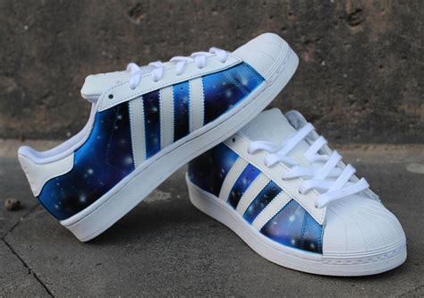 Adidasmarkası 100 yılı aşkın tecrübesi ile halen spor giyim ürünleri tasarlamaktadır. adidas superstar galaxy,baratas adidas superstar galaxy ...