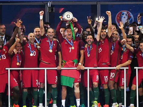 Als die mannschaften das spielfeld betraten, wurden sie von unzähligen insekten begrüßt. Trotz Ronaldo-K.o.: Portugal lässt Frankreich weinen