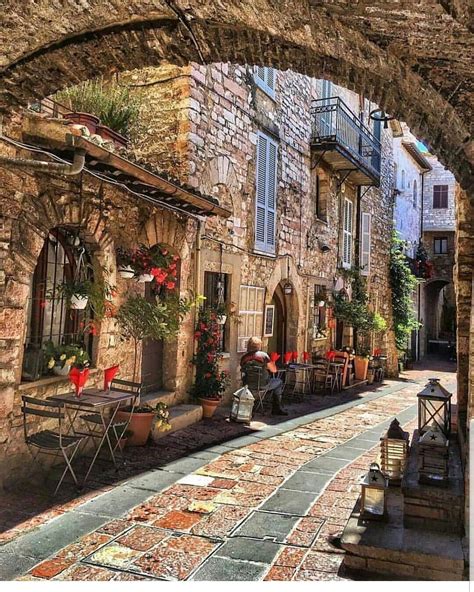 assisi village umbria visit italy beautiful places italy travel