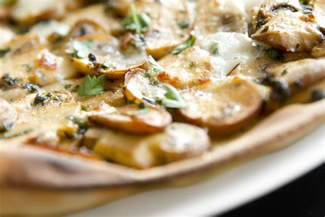 Pizza Funghi (pizza met champignons) | Recept | Voedsel ideeën, Koken, Eten