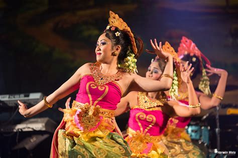 A malay term of a night market, usually a dirty and messy road with lots of stalls and shops along the sides, selling but not limited to yt: balinese dansgroep dwibhumi pasar malam rijswijk 2015 ...