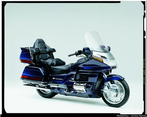 This is a motorcycle that honda described as the king of king motorcycles. Mototribu : Honda Goldwing 2000
