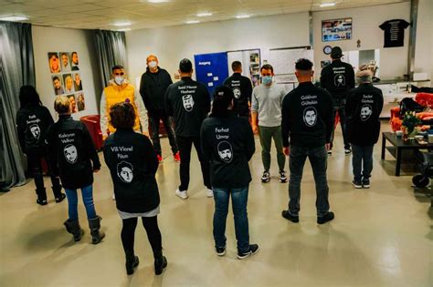 Wir sind für sie da. #SayTheirNames: Eintracht übergibt Aufwärmshirts ...