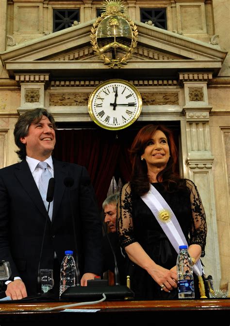 Cristina kirchner compte aussi bénéficier de l'immense émotion suscitée par la mort de son mari tandis que l'opposition était paralysée de stupeur, les partisans des kirchner ont serré les rangs. File:Amado Boudou y Cristina Fernández de Kirchner 2011-12 ...