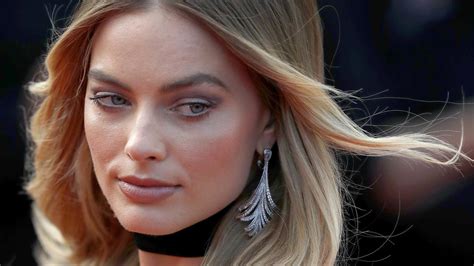 Margot Robbie In Vogue Actress ‘hates Being Called A Bombshell