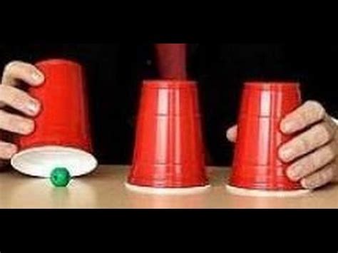 Los vasos rojos son el accesorio de fiesta ideal para el iconico. Estafa Callejera de la pelotilla - YouTube