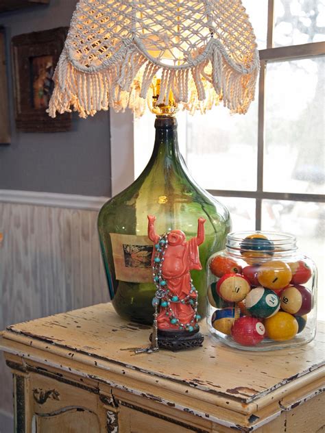 You should totally steal these wine bottle décor ideas for your vineyard wedding. 11 Fun Ways to Decorate With Mason Jars and Wine Bottles | DIY Home Decor and Decorating Ideas | DIY