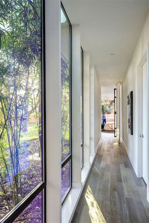 Today we're sharing a few decorating ideas that will help you showcase your large windows to the fullest. This L-Shaped House In Texas Opens Up For Indoor / Outdoor ...