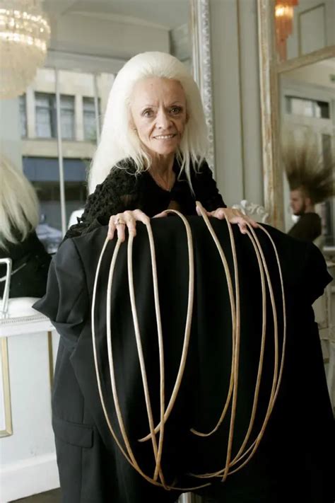 Woman With The Longest Nails Reveals How She Lost Them Edm Chicago