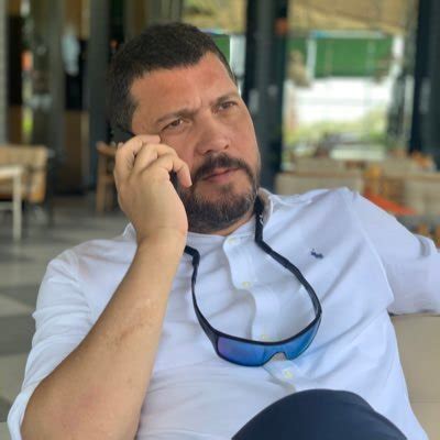 Çocuklar ölüyor diyen ayşe öğretmeni terörist kanlarınızla yıkanacağız diyen sedat pekere sessiz kalınıyorsa. Hakan Dinçtürk kimdir? Kaç yaşında ve ne iş yapıyor?